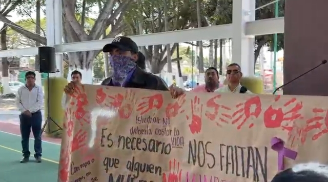 Exigen seguridad estudiantes de la zona sur; irrumpen en acto oficial en Zacatepec