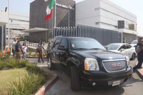 Alrededor de las nueve de la mañana arribaron las dos camionetas (una negra y otra gris) en las que regularmente se mueve el ex gobernador de Morelos… 