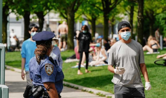 Personas vacunadas en Estados Unidos podrán salir sin cubrebocas.