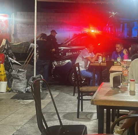 Policías y paramédicos acudieron al sitio donde ocurrió la riña.