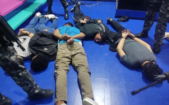 Policía entra a canal de televisión de Ecuador tomado por encapuchados