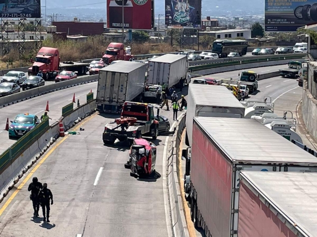   Los choques múltiples en el Paso Exprés son comunes.