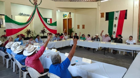 Adem&aacute;s de hablar de los temas que les preocupan, los productores recibieron apoyos para impulsar la econom&iacute;a del campo.