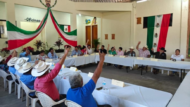 Adem&aacute;s de hablar de los temas que les preocupan, los productores recibieron apoyos para impulsar la econom&iacute;a del campo.