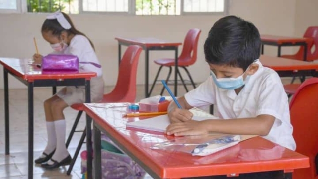 AMLO y SEP hacen llamado a regresar a clases presenciales.