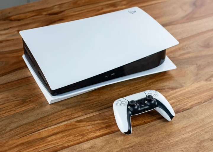Sony combate la escasez de PS5 haciendo más PS4