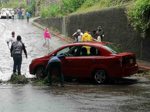 Cuando bajó el nivel del agua, el vehículo fue retirado con una grúa.