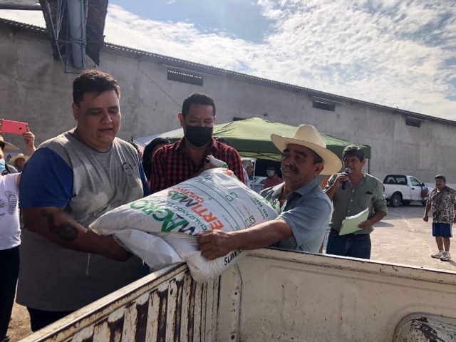 Cada productor de los diez ejidos recibió cuatro mil 50 pesos en especie, que integró un saco de semilla, diez bultos de fertilizante orgánico y tres de sulfato de amonio.