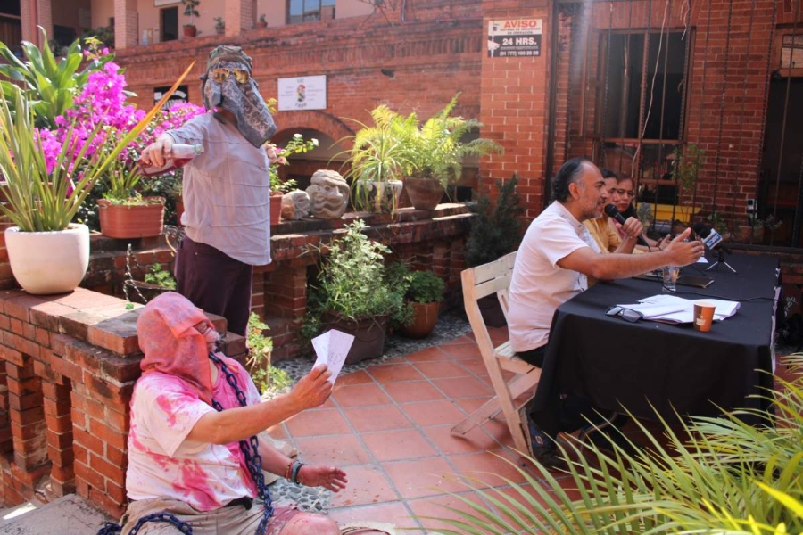 Integrantes del Frente de Pueblos en Defensa de la Tierra, en rueda de prensa. 