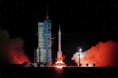 La nave Shenzhou 21 de China se acopla a la Estación Espacial Internacional y establece un nuevo récord de velocidad nacional