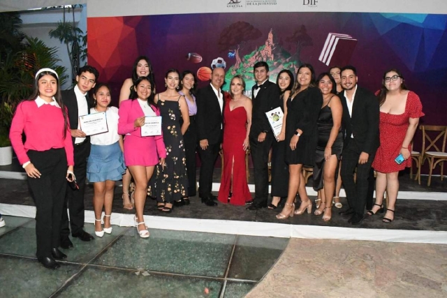 Entregan el Premio Municipal de la Juventud en Cuautla