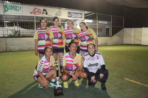 La escuadra Kínder Sorpresa es bicampeona del Torneo Femenil Dominical de la cancha La Cascada.