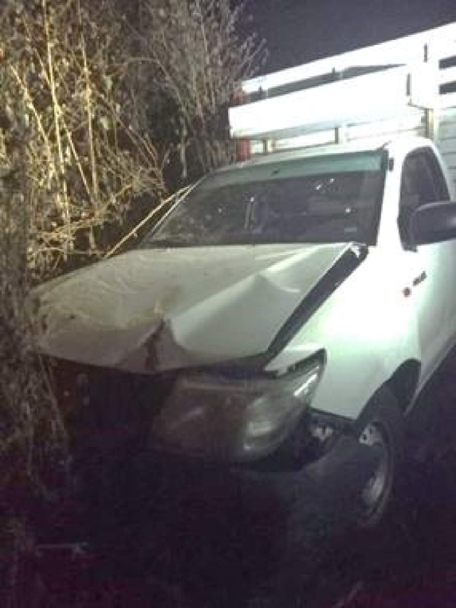 La camioneta tenía daños causados por un choque.