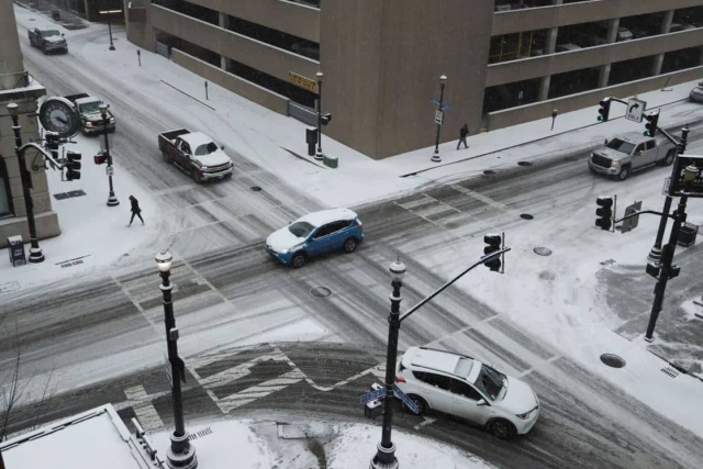 Tormenta invernal deja sin luz a casi 200,000 hogares en EU