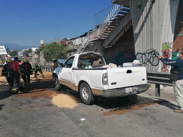 La camioneta transportaba aceite, que quedó regado en la cinta asfáltica.