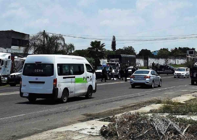 Los policías fueron hospitalizados a causa de las heridas que sufrieron.