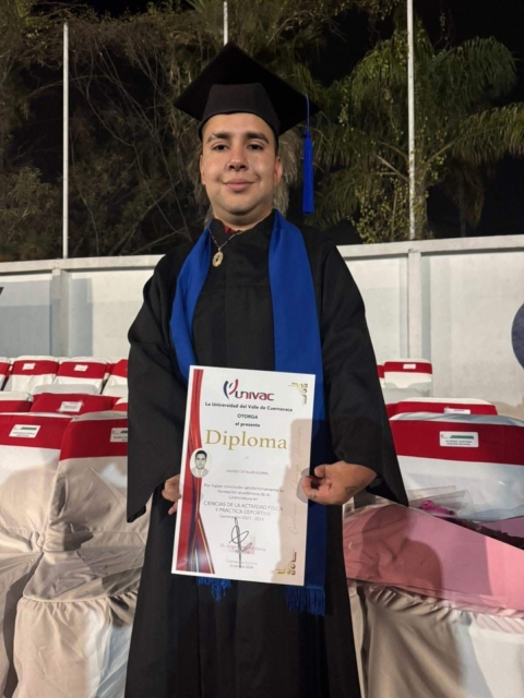 Azariel Valdez Catalán muestra su diploma que lo reconoce por concluir su carrera en Ciencias de la Actividad Física y Práctica Deportiva.