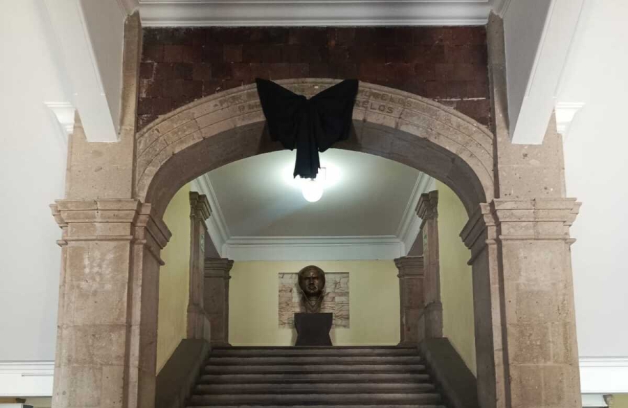 Colocan crespón en palacio de gobierno como símbolo de luto tras deceso de Juan Salgado Brito