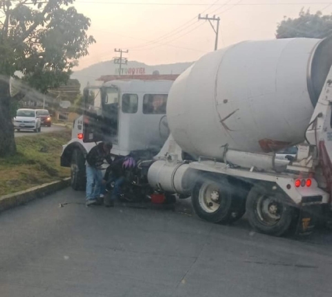 El motociclista fue atendido por paramédicos en el lugar.