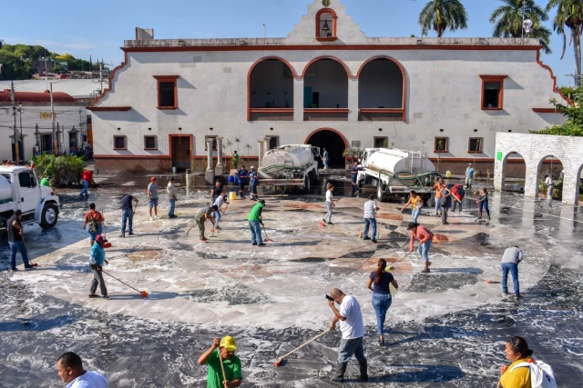 Comerciantes participaron en la limpieza de la explanada.