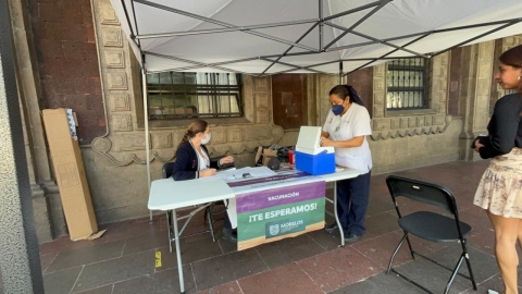 Puesto de vacunaci&oacute;n contra sarampi&oacute;n en palacio de gobierno