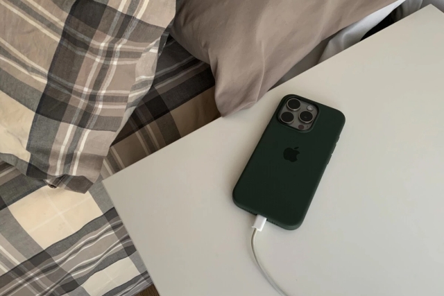 OJO ACÁ ¿Duermes con el iPhone al lado la cama? Esto es lo que dice Apple de este mal hábito