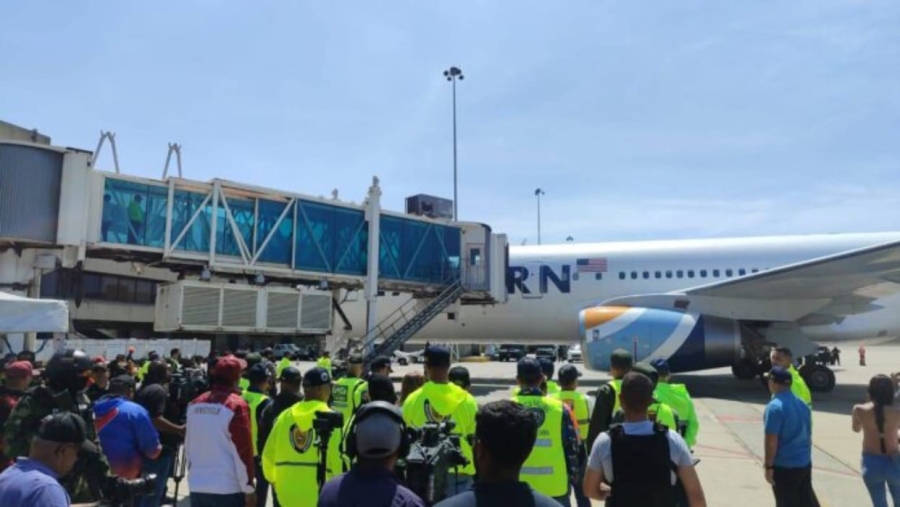 Venezuela recibe a 180 connacionales deportados desde EU