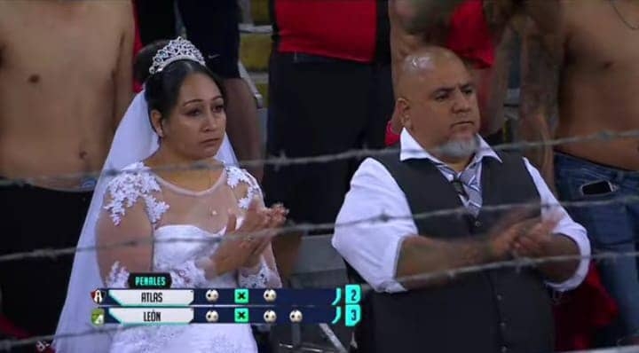 Novios &quot;celebran su boda&quot; en el partido del Atlas.