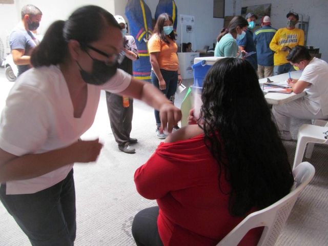 En centros de salud y módulos itinerantes de la región sur ya aplican la vacuna. Alcanza ya hasta para segunda dosis de refuerzo.