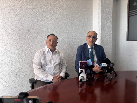 &Eacute;dgar Arias (izquierda) asumi&oacute; la vocal&iacute;a ejecutiva del INE en Morelos. En conferencia de prensa, estuvo acompa&ntilde;ado por el consejero del INE, Mart&iacute;n Faz Mora.  