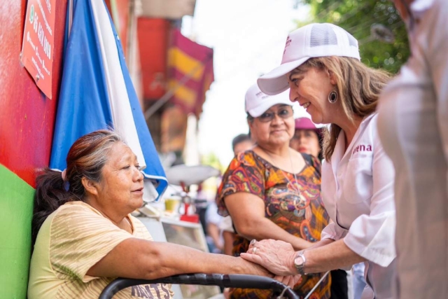 Margarita González Saravia visitó ayer las colonias Flores Magón y Ciudad Chapultepec, en Cuernavaca. 