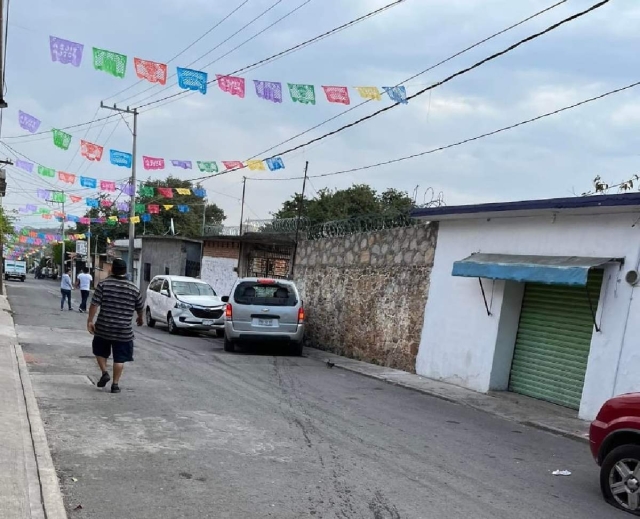 En el sitio quedaron tres vehículos con diversos daños a causa de los disparos.