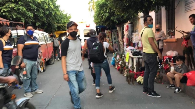 Se denunció la proliferación de puestos ambulantes con venta de pirotecnia en el zócalo de Cuautla. 