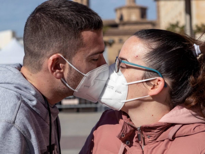 Los vacunados en EEUU podrán olvidarse de las mascarillas incluso en espacios interiores