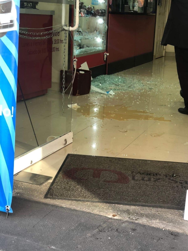 Los ladrones causaron daños en las vitrinas para llevarse diversos objetos de valor.