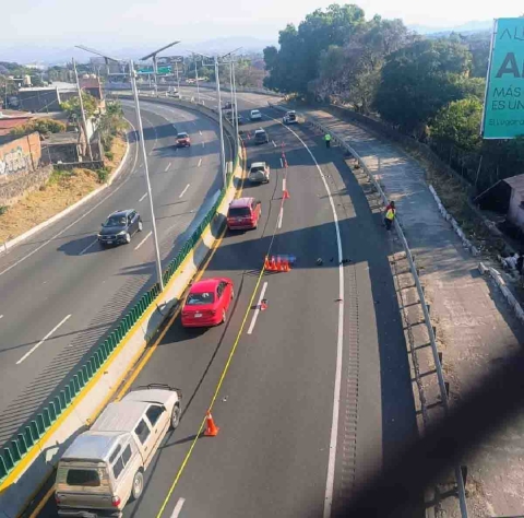 La mujer quedó sin vida sobre la cinta asfáltica.