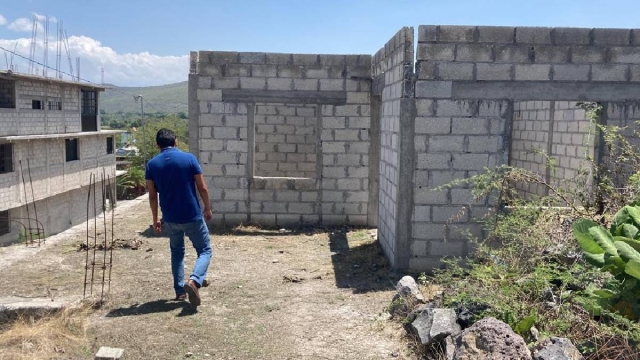 En el año 2018, una asociación civil prometió casas con 40 mil pesos iniciales que muchos pagaron e incluso avanzaron en la construcción, pero al final, la constructora desapareció del estado. 