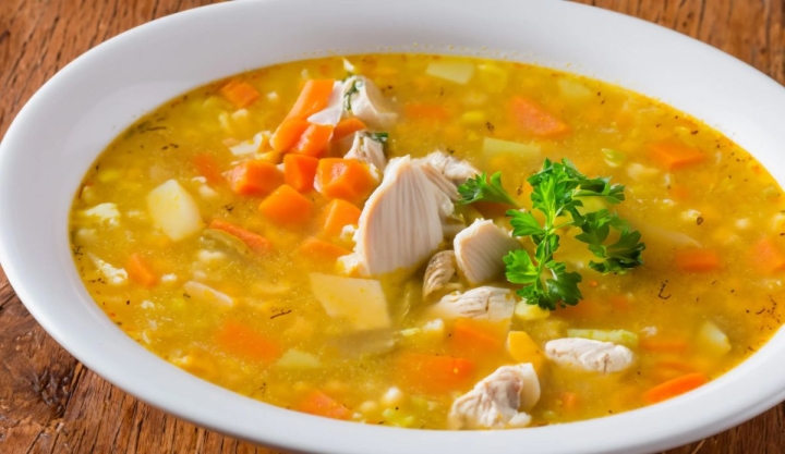 Cena ligera: Sopa de pollo con verduras, receta saludable rica en colágeno