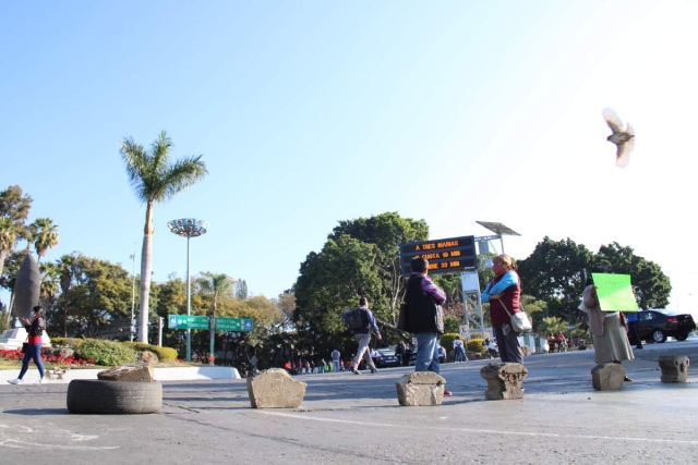 Desde las ocho y media de la mañana iniciaron los bloqueos al norte de Cuernavaca, en Chipitlán y Plan de Ayala, por el corte de luz a los pozos del SAPAC. 