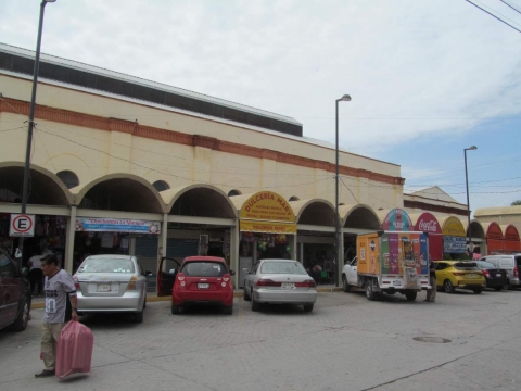 Los comerciantes se quejaban de la lluvia y ahora, en el nuevo inmueble, lo siguen haciendo.