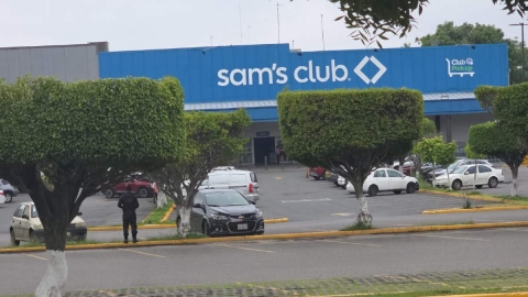 El robo ocurrió unos minutos después de que abrieron la tienda.