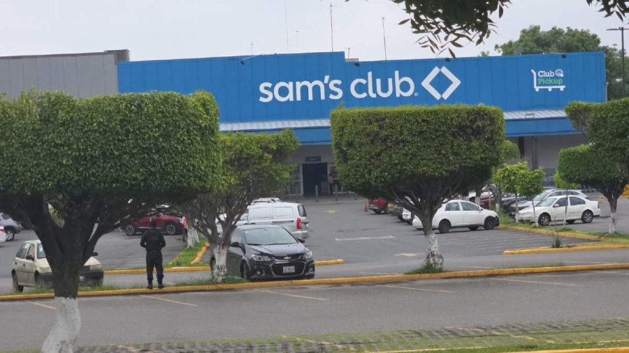 El robo ocurrió unos minutos después de que abrieron la tienda.