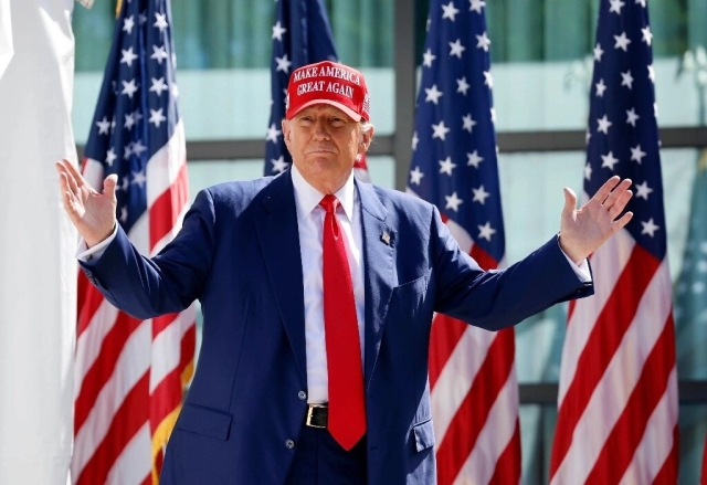 Trump propone residencia permanente para extranjeros graduados en EU