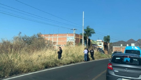 El cadáver quedó a orillas de la carretera, entre la maleza.