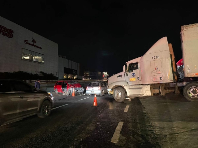 La mujer estaba prensada en el vehículo.