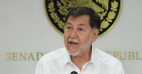 Noroña se burla de propuesta sobre remesas; Schmitt responde con aumento del 5%