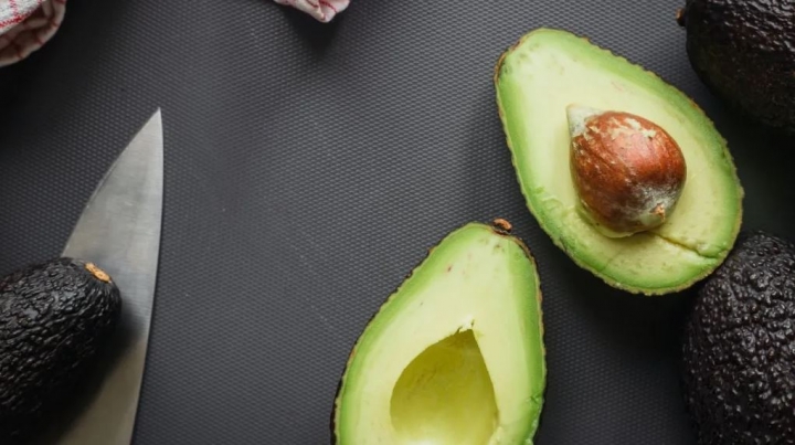 ¿Es peligroso comer aguacate cuando está negro?