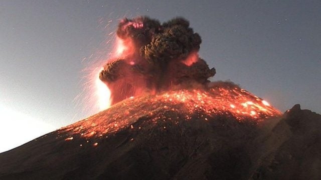 El Popocatépetl despierta con explosión y estruendo