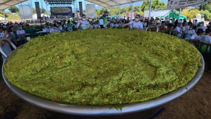 Michoac&aacute;n rompe R&eacute;cord Guinness con el guacamole m&aacute;s grande del mundo
