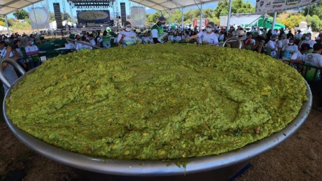 Michoac&aacute;n rompe R&eacute;cord Guinness con el guacamole m&aacute;s grande del mundo